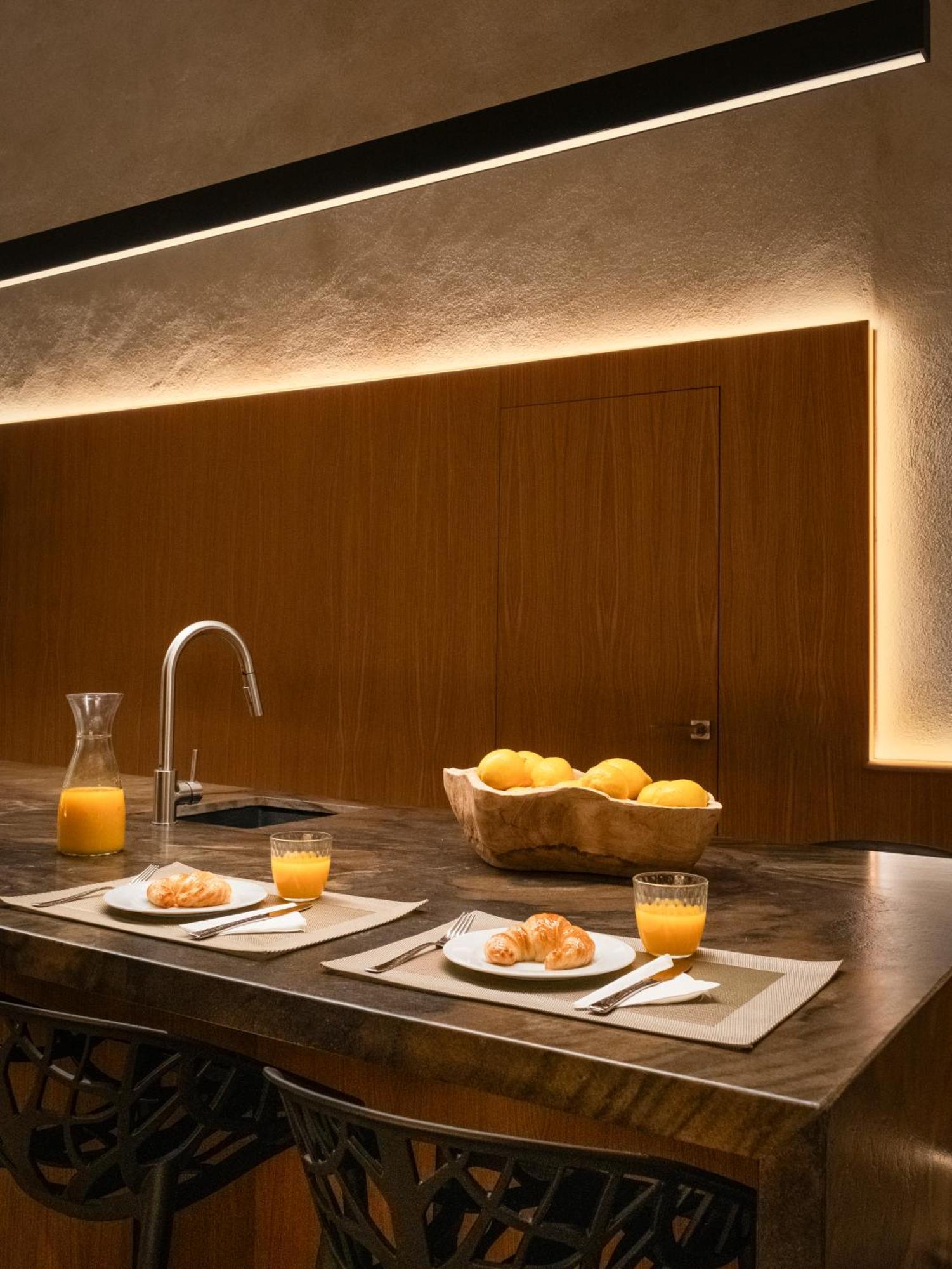 City Center - Avenue Luxury Apartment - Private Free Parking セビリア エクステリア 写真