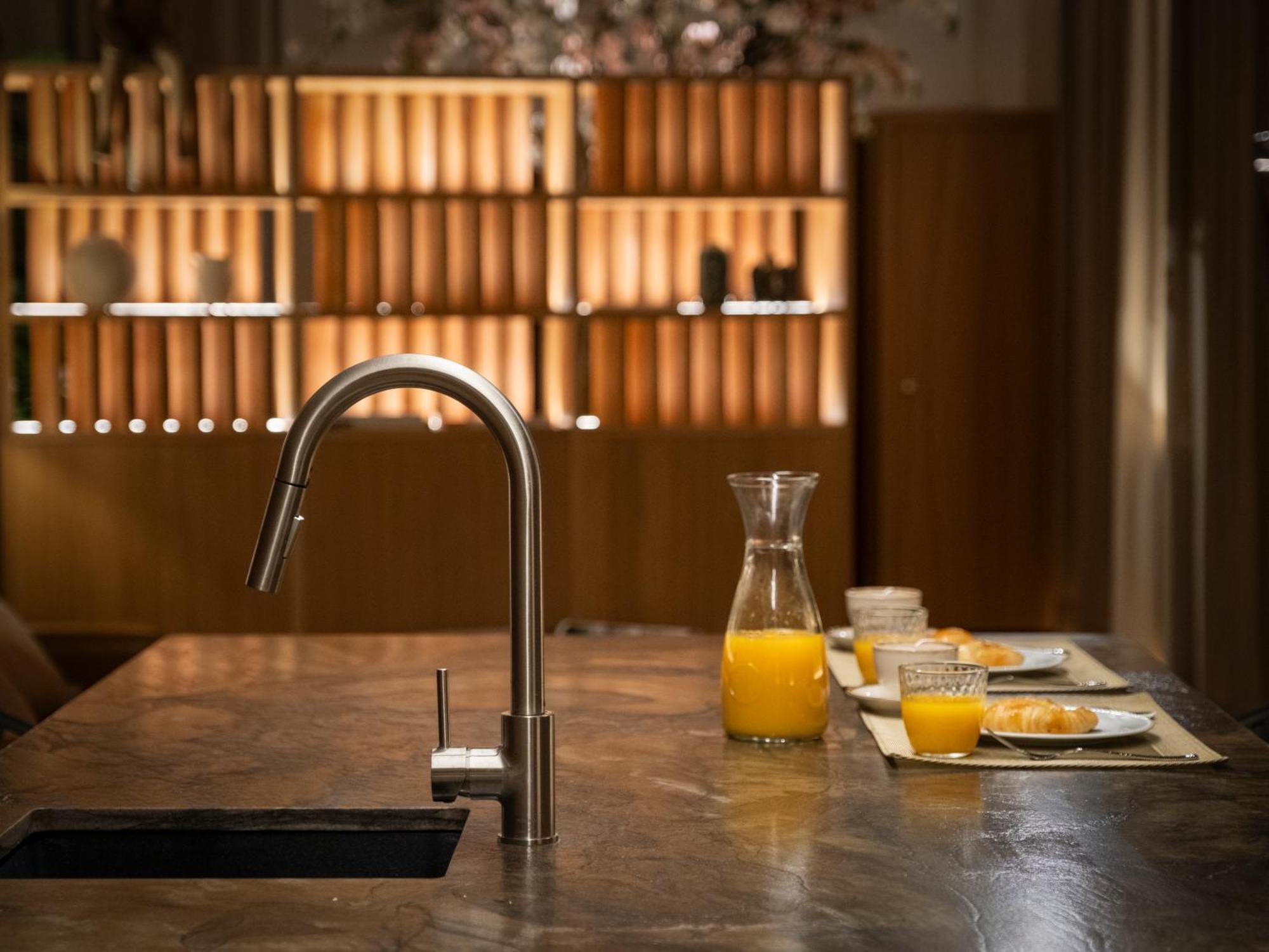 City Center - Avenue Luxury Apartment - Private Free Parking セビリア エクステリア 写真