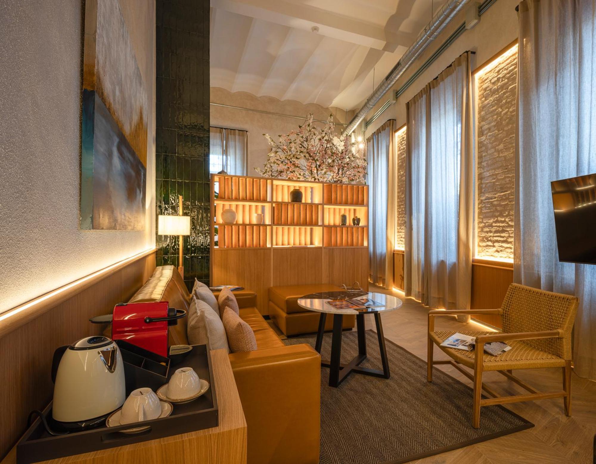 City Center - Avenue Luxury Apartment - Private Free Parking セビリア エクステリア 写真